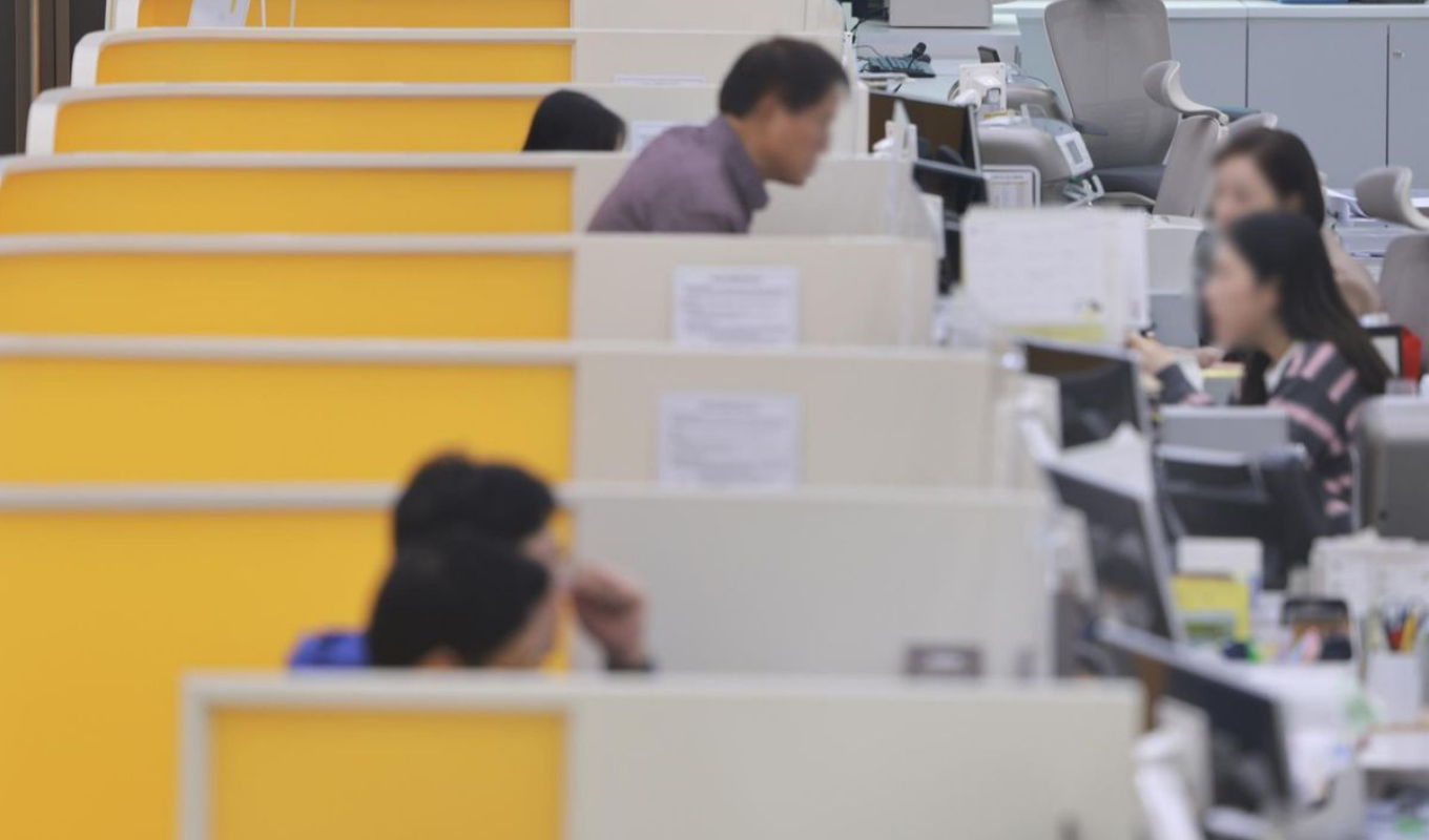 Race to Stem Fund Outflows Amid KOSPI Surge Banking Gurukul, GOLN Banks Race to Stem Fund Outflows Amid KOSPI Surge